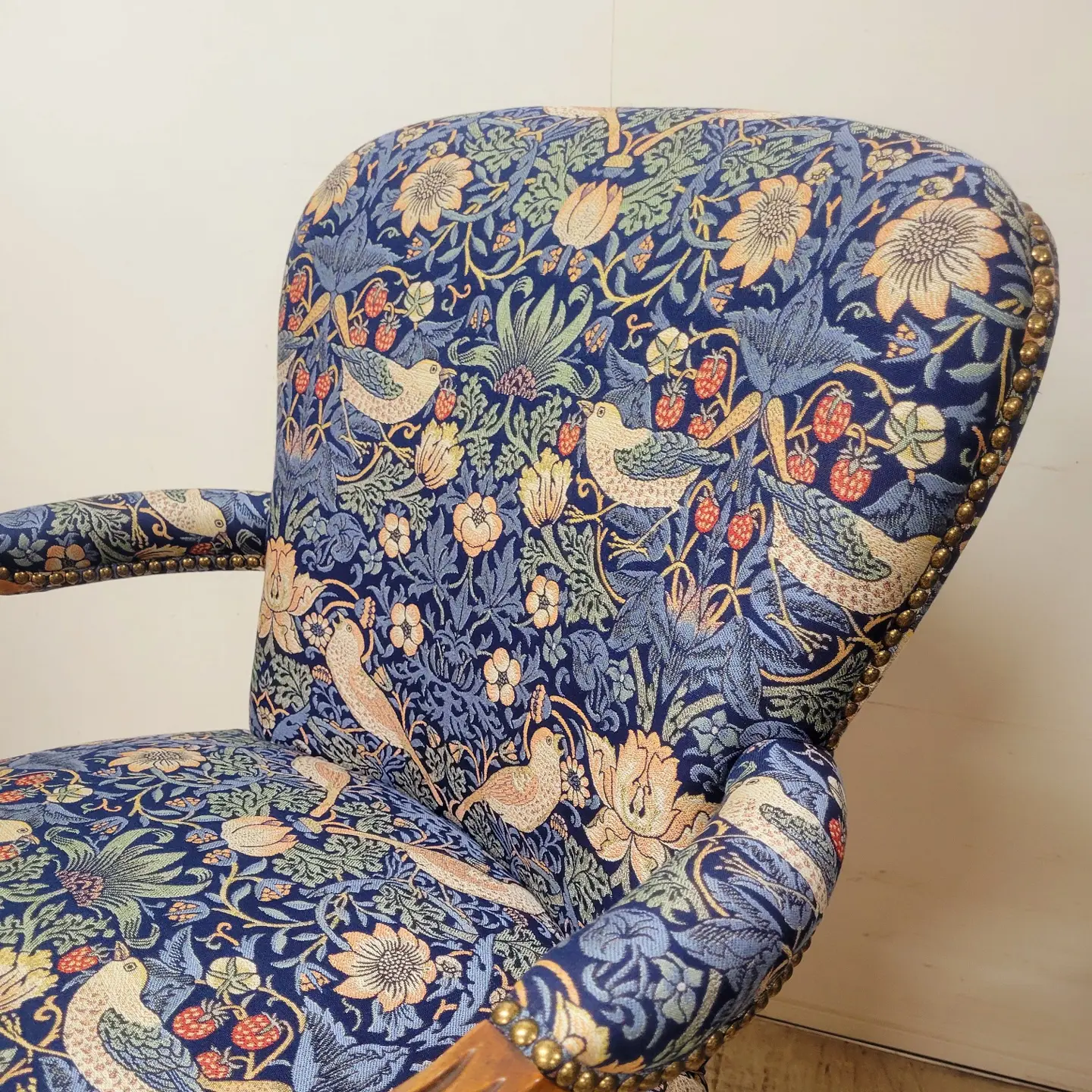 クラシックスタイル・アームチェア・イチゴ泥棒 ジェニファーテイラー Jennifer Taylor 1Pソファ(アームチェア) いちご泥棒（GR）｜Y-KAGU(輸入家具屋さん.com)